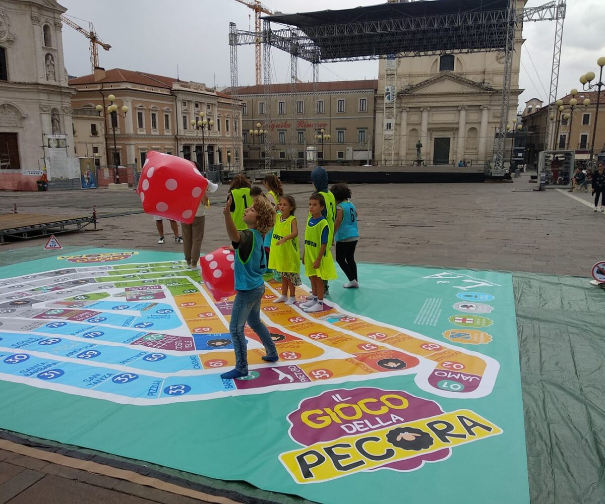 gioco-pecora-gigante-piazza-duomo